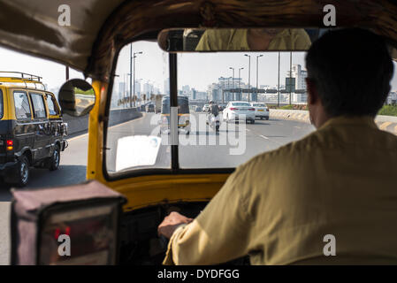 Ein Blick auf eine Straße von Mumbai über die Schulter eine Autorikscha-Fahrer. Stockfoto