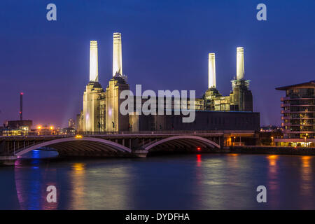 Ein Blick auf Battersea-Kraftwerk von Chelsea Bridge. Stockfoto