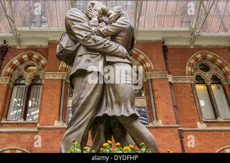 Der Treffpunkt-Skulptur im Bahnhof St Pancras. Stockfoto