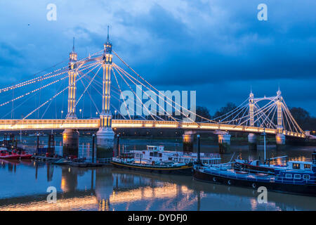 Ein Blick auf Albert Bridge von Chelsea Embankment. Stockfoto