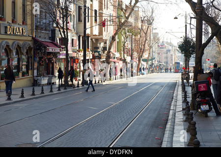 Straßenbahn Linien unten Divan Yolu CD, Straßen von Istanbul in der Türkei. Stockfoto