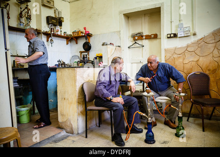 Arabische Männer bei einer traditionellen Café Rauchen Wasserpfeife, Nazareth, senken Sie Galiläa, Israel. Stockfoto