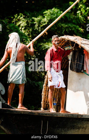 Schiffer auf einem Ausflugsschiff in den Backwaters von Kerala. Stockfoto