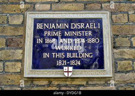 Blaue Plakette markiert einen ehemaligen Arbeitsplatz von Premierminister Benjamin Disraeli bei 6 Fredericks. Stockfoto