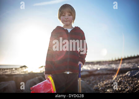 Eimer und Spaten am Meer. Stockfoto