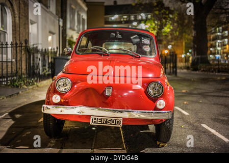 Ein original Fiat 500 auf einer Londoner Straße geparkt. Stockfoto