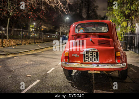 Ein original Fiat 500 auf einer Londoner Straße geparkt. Stockfoto