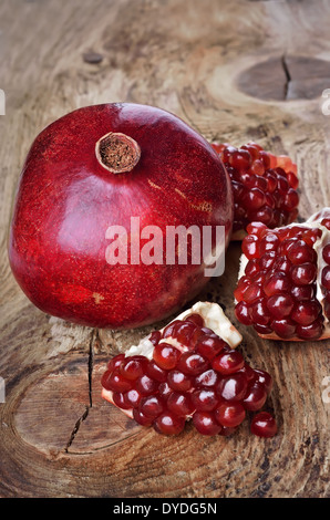 Granatapfel Früchte auf alten Holzoberfläche Stockfoto