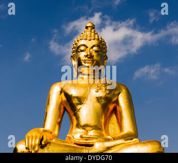 Eine große Buddhastatue durch das goldene Dreieck bei Wiang in Chiang Saen. Stockfoto