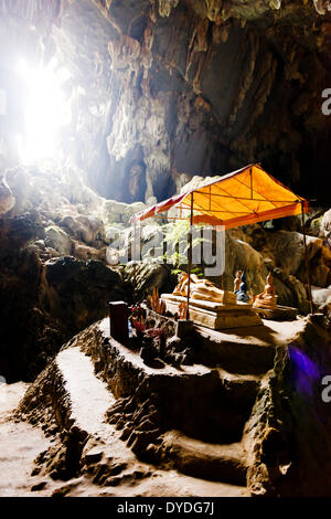 Ein liegender Buddha-Schrein in der Tham Poukham Höhle in Vang Vieng. Stockfoto