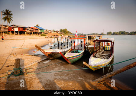 Flussschiffe im Ban Nakasang Village auf 4000 Inseln in Laos. Stockfoto