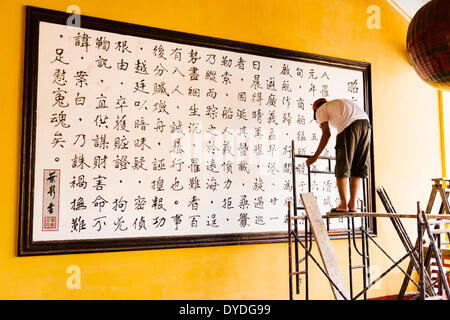 Wartungs-Arbeit in der Aula der chinesischen Gemeinde Hainan in Hoi an ein. Stockfoto