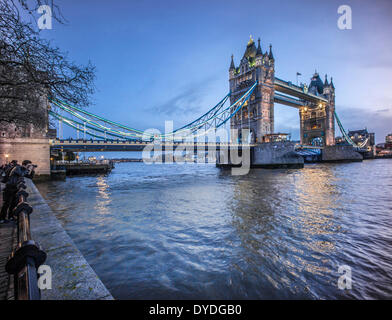 Tower Bridge bei Nacht von der Nordseite. Stockfoto