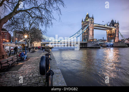 Tower Bridge bei Nacht von der Nordseite. Stockfoto