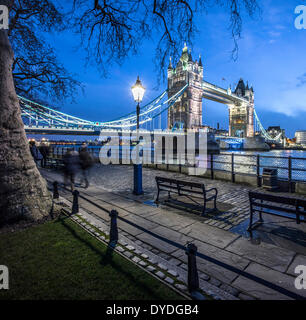 Tower Bridge bei Nacht von der Nordseite. Stockfoto