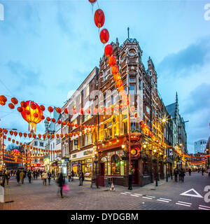 Dekorationen für Chinese New Year in der Wardour Street in London in der Abenddämmerung. Stockfoto