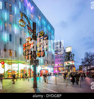 Swiss Corner mit dem Glockenspiel und das W-Hotel an der Ecke der Wardour Street und Leicester Square in London. Stockfoto