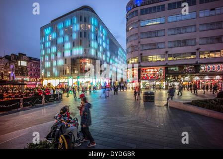 Leicester Square in der Dämmerung und das W Hotel. Stockfoto