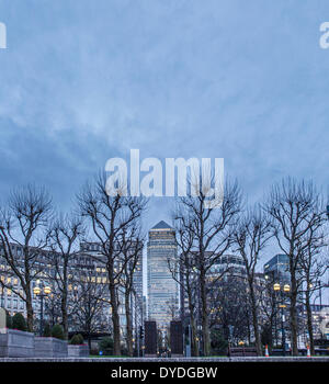 Canary Wharf im Winter in der Abenddämmerung. Stockfoto