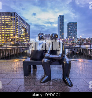 Canary Wharf im Winter in der Abenddämmerung. Stockfoto