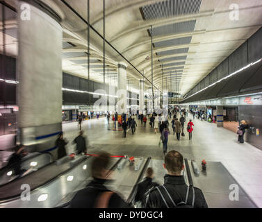 Innere des Canary Wharf u-Bahnstation. Stockfoto