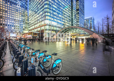 Canary Wharf u-Bahnstation und Boris Bikes. Stockfoto