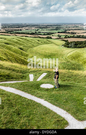 Ein kleiner Junge erforscht Uffington White Horse ist eine prähistorische Kreidefigur in Oxfordshire. Stockfoto