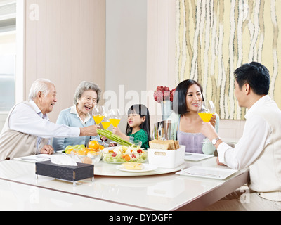 asiatische Familienglück Stockfoto