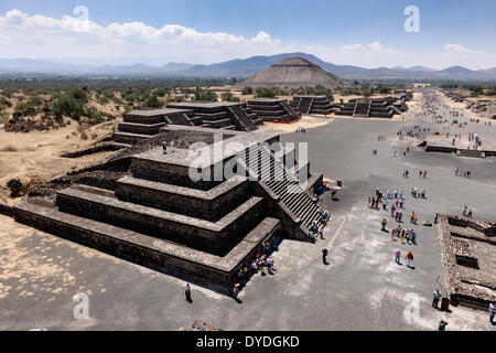 Blick von der Mondpyramide in Teotihuacán in Mexiko-Stadt. Stockfoto