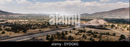 Blick von der Sonnenpyramide in Teotihuacán in Mexiko-Stadt. Stockfoto