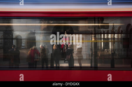 Eine abstrakte Sicht auf ein Horse Guard durch einen Busfenster. Stockfoto