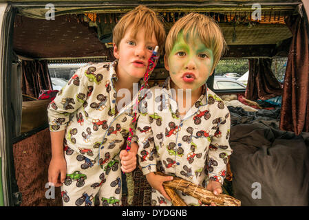 Zwei Jungs, die Spaß in einem VW-Wohnmobil auf einem Festival. Stockfoto