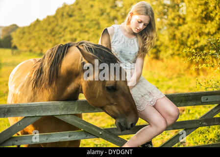 Ein 15 Jahre altes Mädchen mit einem Pferd. Stockfoto