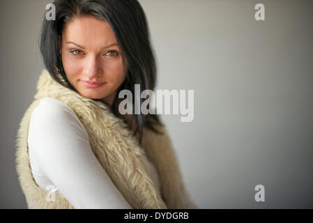 Schöne Frau mit braunen Augen im Studio. Stockfoto