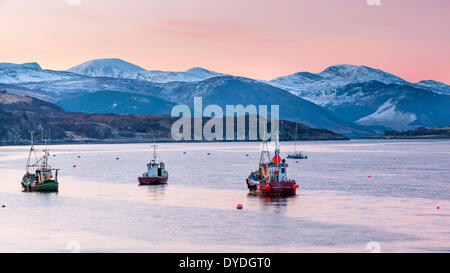 Angelboote/Fischerboote auf Loch Broom in der Nähe von Hafen von Ullapool. Stockfoto