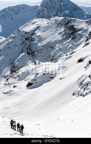 Eine Gruppe von Menschen steigt die verschneiten Pyg Track in Snowdonia-Nationalpark. Stockfoto