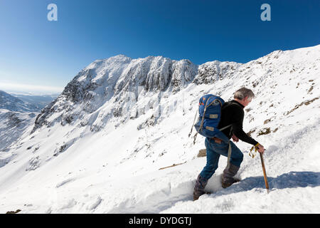 Touristischen klettert der verschneiten Pyg Strecke in Snowdonia-Nationalpark. Stockfoto