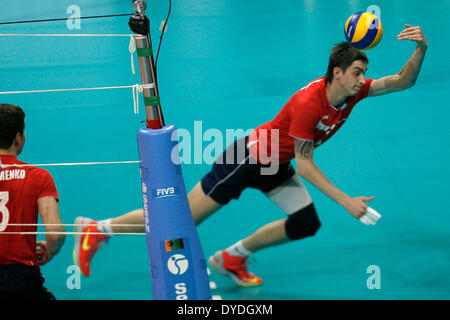 Pasay City, Philippinen. 15. April 2014. Anton Kuznetsov Kasachstans spart den Ball in das Halbfinale der 2014 asiatische Männer Club Volleyball Meisterschaft gegen Katar in Pasay City, Philippinen, 15. April 2014. Kasachstan verloren 0-3. © Rouelle Umali/Xinhua/Alamy Live-Nachrichten Stockfoto