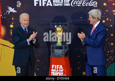 Washington DC, USA. 14. April 2014. US-Vizepräsident Joe Biden und Außenminister John Kerry enthüllen die FIFA World Cup Trophy während der FIFA World Cup Trophy Tour vor dem Turnier in Brasilien 14. April 2014 in Washington, D.C. Credit: Planetpix/Alamy Live News Stockfoto