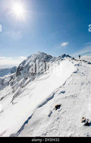 Ein Blick vom Marker Säule an der Spitze der Pyg Spur in Richtung Gipfel von Snowdon in Snowdonia-Nationalpark. Stockfoto