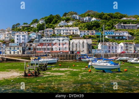 Angelboote/Fischerboote und Segelyachten vor Anker im Hafen von Looe bei Ebbe. Stockfoto