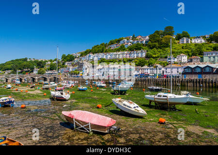 Segelyachten vor Anker im Hafen von Looe bei Ebbe. Stockfoto