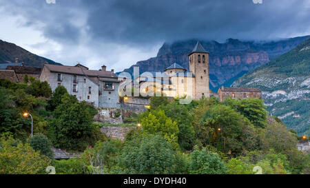 Kirche von Torla und Pena Mondaruego hinter im Parque Nacional de Ordesa y Monte Perdido in den Pyrenäen. Stockfoto