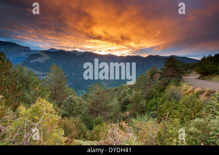 Sonnenaufgang über dem Valle de Broto in den Pyrenäen. Stockfoto