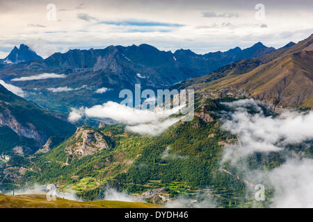 Blick vom Skigebiet Panticosa über Valle de Tena in Sierra de Tendenera in den Pyrenäen. Stockfoto