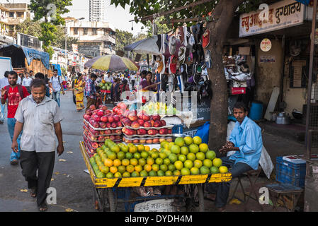 Ein Obsthändler tendenziell seinem Stall in einer geschäftigen Straße Markt. Stockfoto