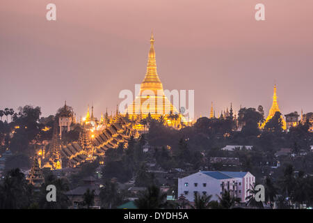 Myanmar, Burma, Asien, Yangon, Rangun, Shwedagon, Pagode, Religion, Golden, Wahrzeichen, Abend Stockfoto
