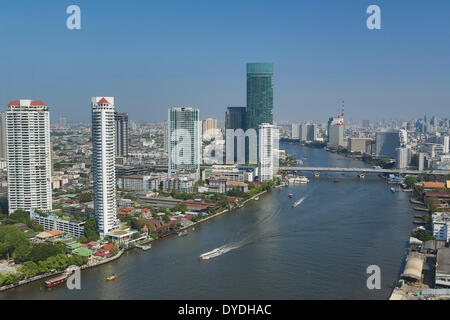 Bangkok Stadt Saphan Taksin Thailand Asien Boot Brücke downtown River Fluss Turm Skyline State Tower touristische Reisen Stockfoto