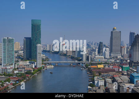 Bangkok Stadt Saphan Taksin Thailand Asien Boot Brücke downtown River Fluss Turm Skyline State Tower touristische Reisen Stockfoto