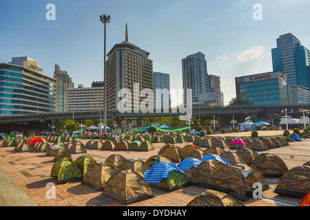 Bangkok Stadt Lumpini Park Si Lom Thailand Asien Bereich camping Kontrast Demonstration Innenstadt politischen Neustart Bangkok skyscra Stockfoto